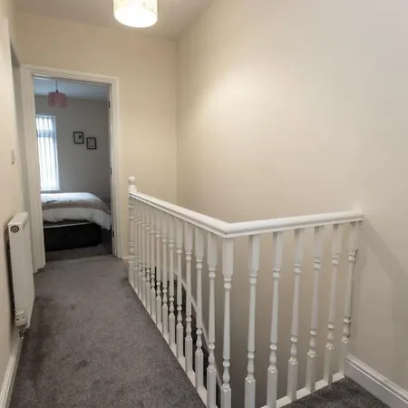 Deacon Street-3 Bedroom, Sleeps 7, Long Disc, Parking * Swindon