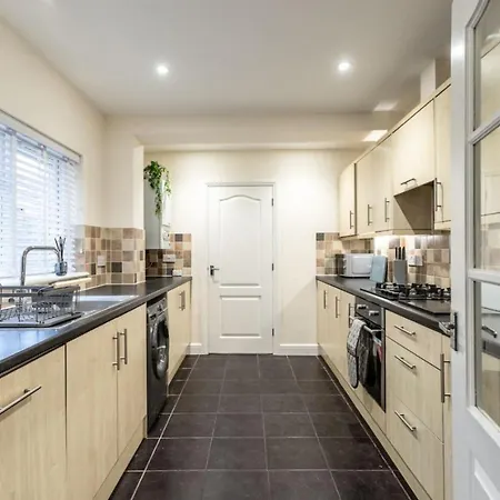 Deacon Street-3 Bedroom, Sleeps 7, Long Disc, Parking * Swindon