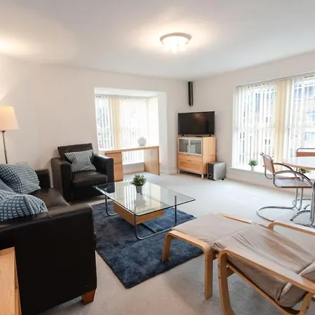Florey Court, Long Disc, Sleeps 6 In 2 Bedrooms, Parking Apartment *