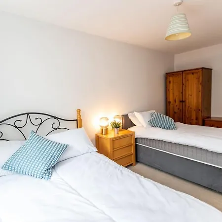 Apartment Florey Court, Long Disc, Sleeps 6 In 2 Bedrooms, Parking *