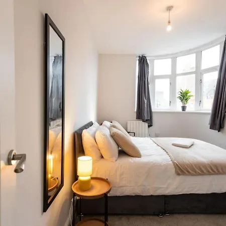 Flat B Commercial Road, 3 Bedrooms, Sleeps 5, Located In Town Centre Swindon