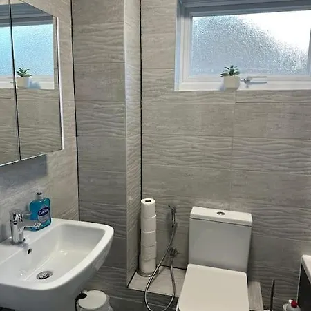 Indulgent Cozy 2 Bedroom Apartment Swindon