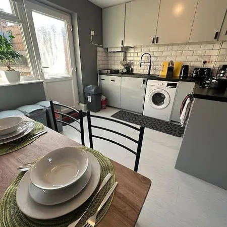 Indulgent Cozy 2 Bedroom Swindon
