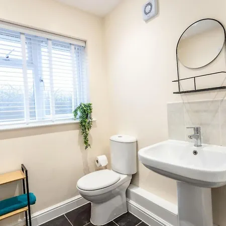 Deacon Street-3 Bedroom, Sleeps 7, Long Disc, Parking *
