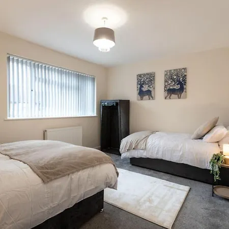 Deacon Street-3 Bedroom, Sleeps 7, Long Disc, Parking Holiday home *