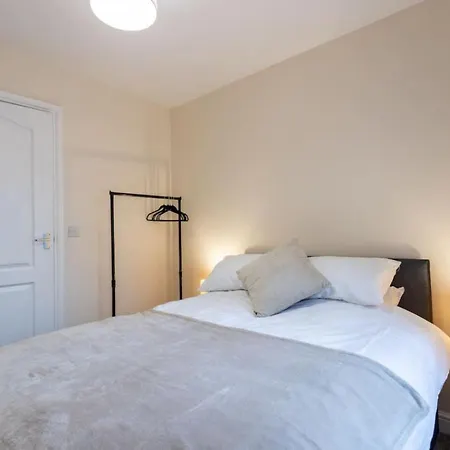 Deacon Street-3 Bedroom, Sleeps 7, Long Disc, Parking * Swindon