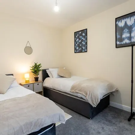 Holiday home Deacon Street-3 Bedroom, Sleeps 7, Long Disc, Parking Swindon