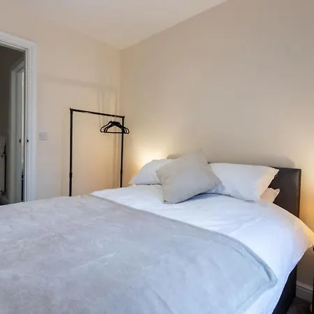 Deacon Street-3 Bedroom, Sleeps 7, Long Disc, Parking