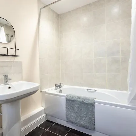 Deacon Street-3 Bedroom, Sleeps 7, Long Disc, Parking *