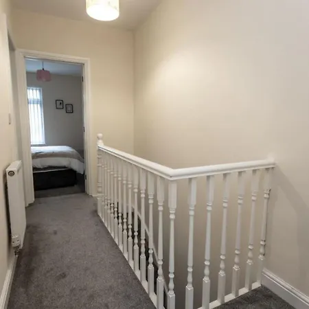 Deacon Street-3 Bedroom, Sleeps 7, Long Disc, Parking * Swindon