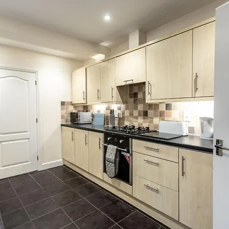 Deacon Street-3 Bedroom, Sleeps 7, Long Disc, Parking Swindon