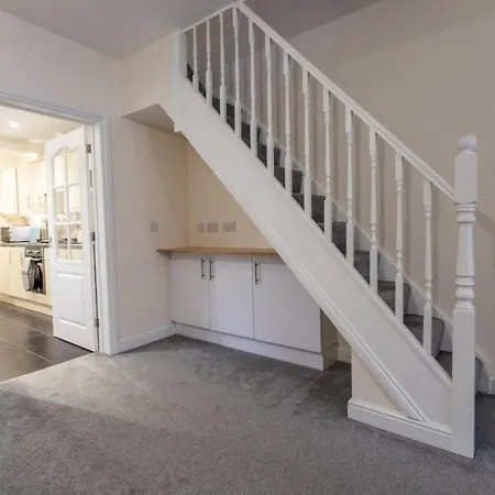 Deacon Street-3 Bedroom, Sleeps 7, Long Disc, Parking * Swindon