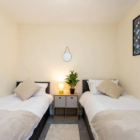 Holiday home Deacon Street-3 Bedroom, Sleeps 7, Long Disc, Parking *
