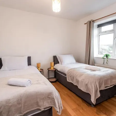 Holiday home Road, Long Disc, Parking, Sleeps 7, 3 Bedrooms
