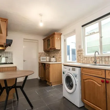 Road, Long Disc, Parking, Sleeps 7, 3 Bedrooms *