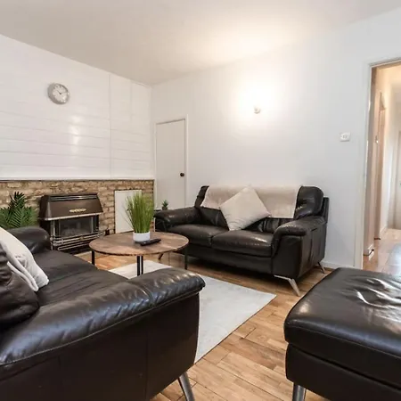 Road, Long Disc, Parking, Sleeps 7, 3 Bedrooms