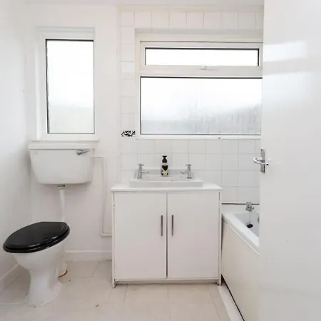 Holiday home Road, Long Disc, Parking, Sleeps 7, 3 Bedrooms Swindon