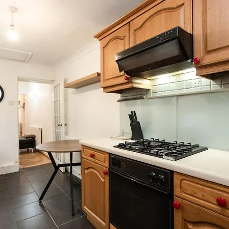 Road, Long Disc, Parking, Sleeps 7, 3 Bedrooms *