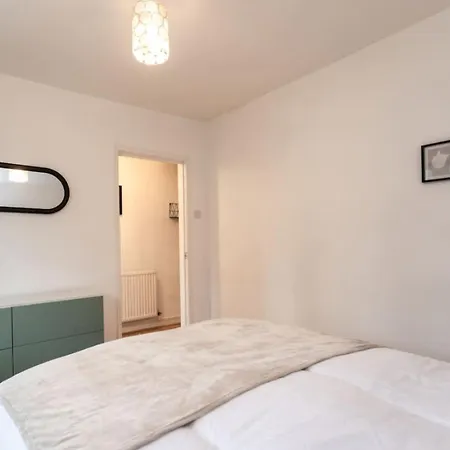 Road, Long Disc, Parking, Sleeps 7, 3 Bedrooms