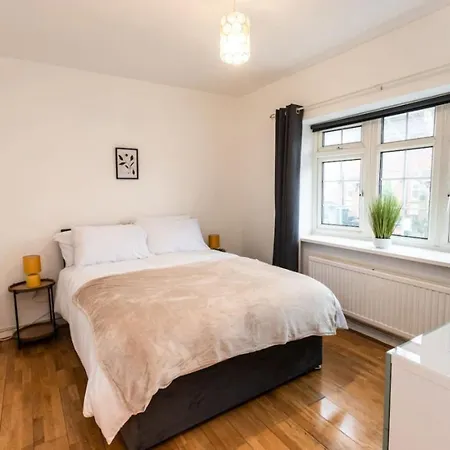 Road, Long Disc, Parking, Sleeps 7, 3 Bedrooms Holiday home *