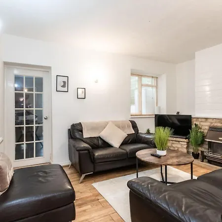Road, Long Disc, Parking, Sleeps 7, 3 Bedrooms Holiday home Swindon