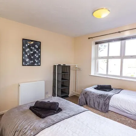 Thorley In North Swindon, Sleeps 4 In 2 Bedrooms, Long Disc, Parking Swindon