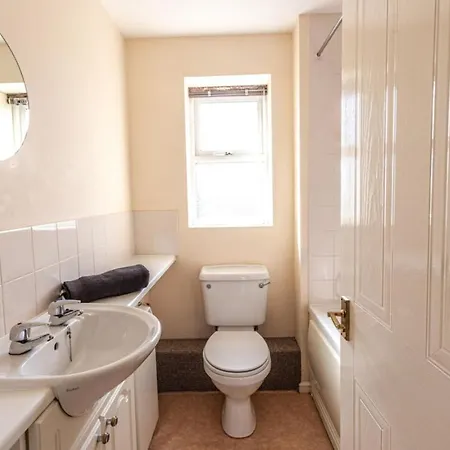 Thorley In North Swindon, Sleeps 4 In 2 Bedrooms, Long Disc, Parking *