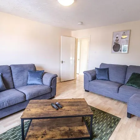 Thorley In North Swindon, Sleeps 4 In 2 Bedrooms, Long Disc, Parking Apartment *