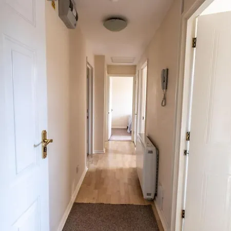 Thorley In North Swindon, Sleeps 4 In 2 Bedrooms, Long Disc, Parking Apartment *