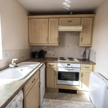 Thorley In North Swindon, Sleeps 4 In 2 Bedrooms, Long Disc, Parking Apartment Swindon