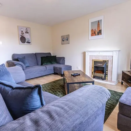 Thorley In North Swindon, Sleeps 4 In 2 Bedrooms, Long Disc, Parking *