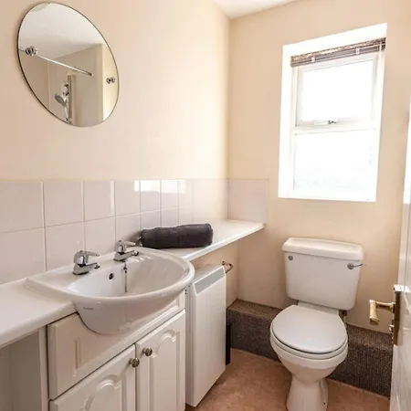 Thorley In North Swindon, Sleeps 4 In 2 Bedrooms, Long Disc, Parking