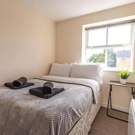 Apartment Thorley In North Swindon, Sleeps 4 In 2 Bedrooms, Long Disc, Parking *