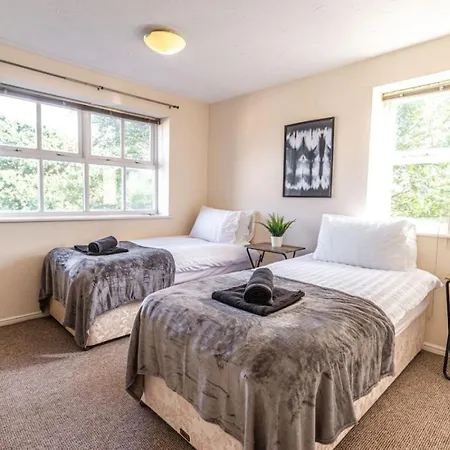 Thorley In North Swindon, Sleeps 4 In 2 Bedrooms, Long Disc, Parking