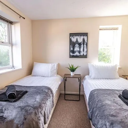 Thorley In North Swindon, Sleeps 4 In 2 Bedrooms, Long Disc, Parking Apartment *