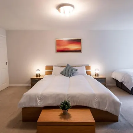 Florey Court, Long Disc, Sleeps 6 In 2 Bedrooms, Parking Swindon