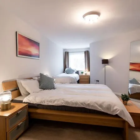 Apartment Florey Court, Long Disc, Sleeps 6 In 2 Bedrooms, Parking Swindon