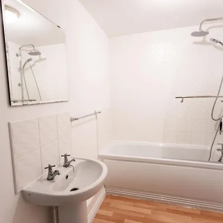 Florey Court, Long Disc, Sleeps 6 In 2 Bedrooms, Parking Apartment