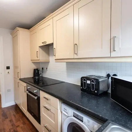 Apartment Florey Court, Long Disc, Sleeps 6 In 2 Bedrooms, Parking