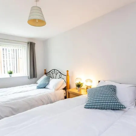 Florey Court, Long Disc, Sleeps 6 In 2 Bedrooms, Parking Apartment Swindon