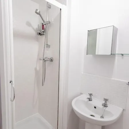 Florey Court, Long Disc, Sleeps 6 In 2 Bedrooms, Parking Apartment *