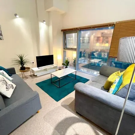 Paramount Apartment, Sleeps 5, Town Center Location, Free Parking *