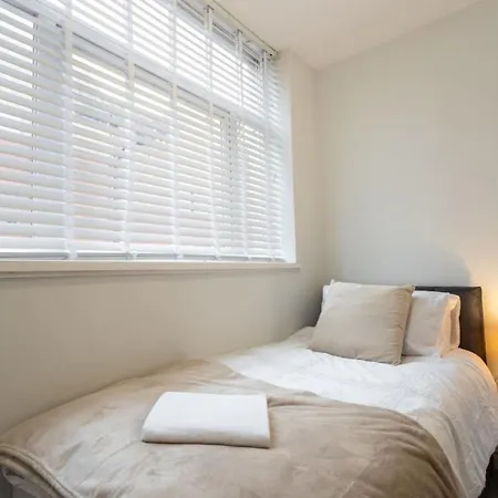 Holiday home Flat B Commercial Road, 3 Bedrooms, Sleeps 5, Located In Town Centre Swindon