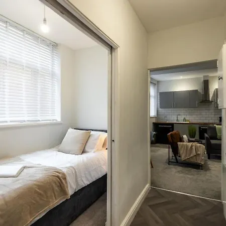 Flat B Commercial Road, 3 Bedrooms, Sleeps 5, Located In Town Centre Swindon