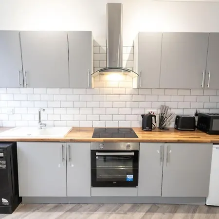 Flat B Commercial Road, 3 Bedrooms, Sleeps 5, Located In Town Centre * Swindon