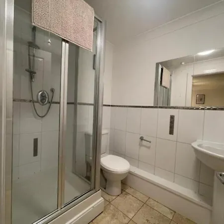 4 Bradford Old Town Swindon, 2 Bedroom, Sleeps 5, Free Secure Parking, Wifi, Long Disc * Swindon
