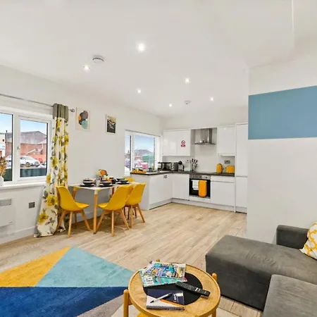 Apartment 3cb 2 Bedroom In Swindon, Free Parking, Wifi, Long *