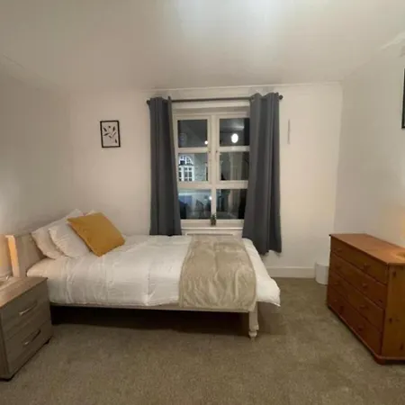 Apartment 4 Bradford Old Town Swindon, 2 Bedroom, Sleeps 5, Free Secure Parking, Wifi, Long Disc Swindon