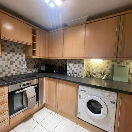 4 Bradford Old Town Swindon, 2 Bedroom, Sleeps 5, Free Secure Parking, Wifi, Long Disc Apartment *