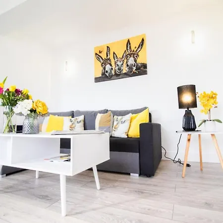 Apartment 18cb 2 Bedroom Apartment, Sleeps 4, Long Stays, Free Parking In A Great Location